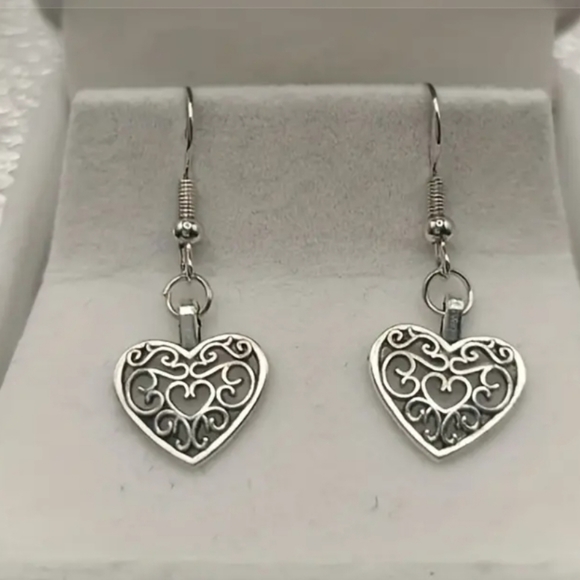 Retro Hollow Out Heart Shaped Earrings - Picture 7 of 7